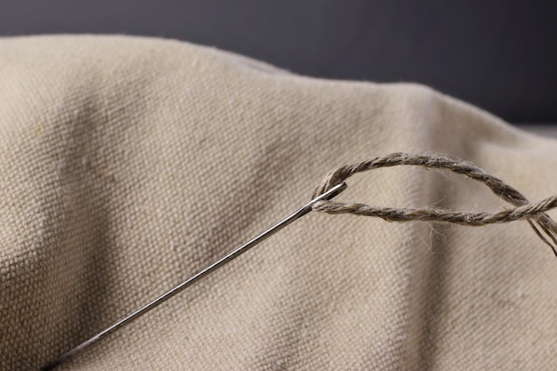 detal haftu na lnianej tkaninie